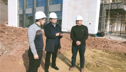 遂寧興業(yè)集團(tuán)黨委副書記、監(jiān)事會主席、工會主席石鎮(zhèn)槐深入遂寧市興學(xué)商務(wù)中心項目、公共衛(wèi)生臨床醫(yī)療中心一期項目進(jìn)行實地巡查